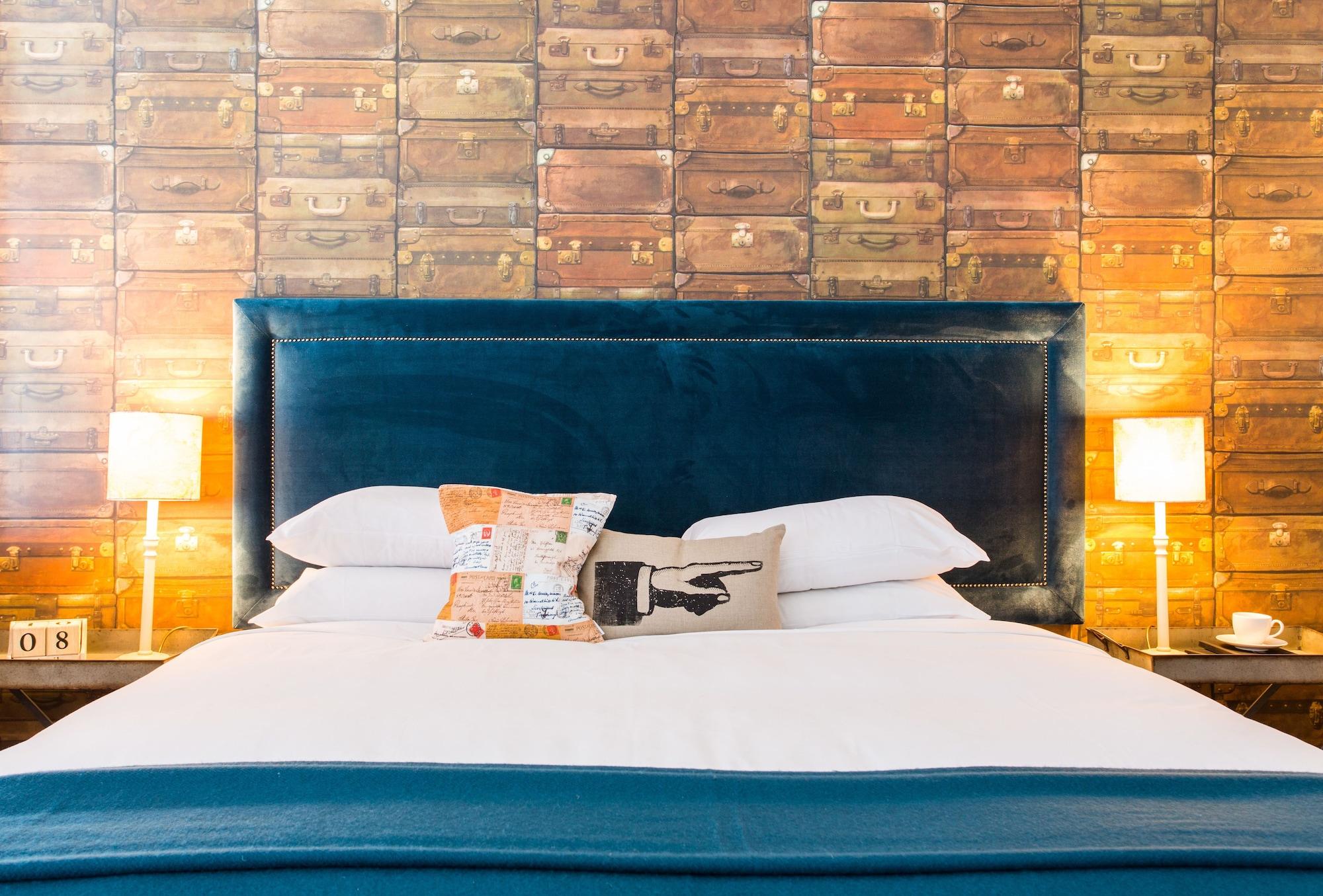 Oddfellows & 4*