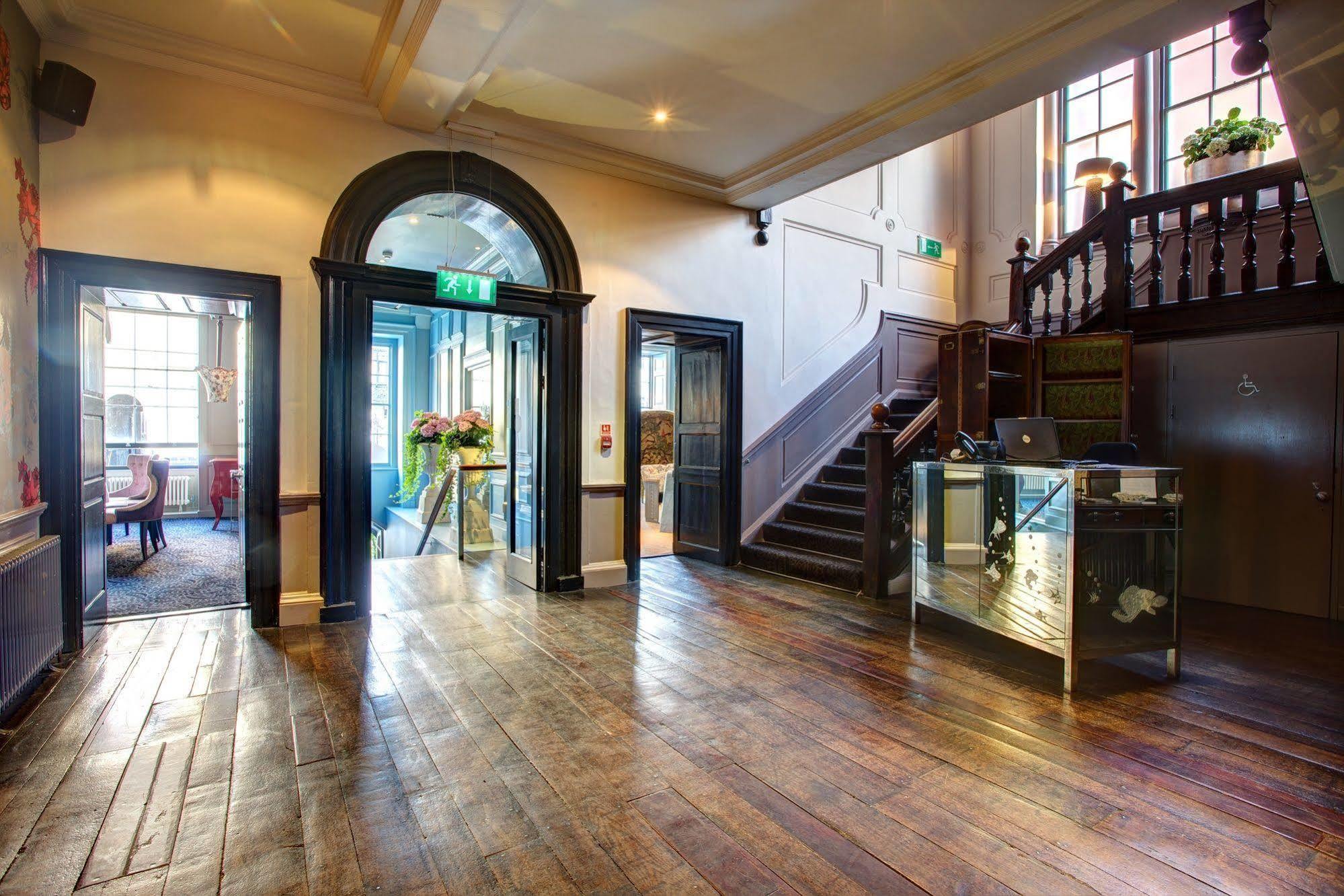 Oddfellows & 4*